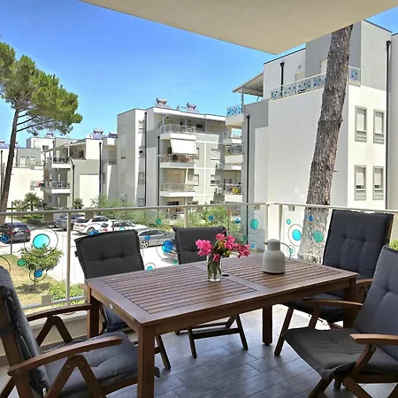 Sunny - 179 Apartment